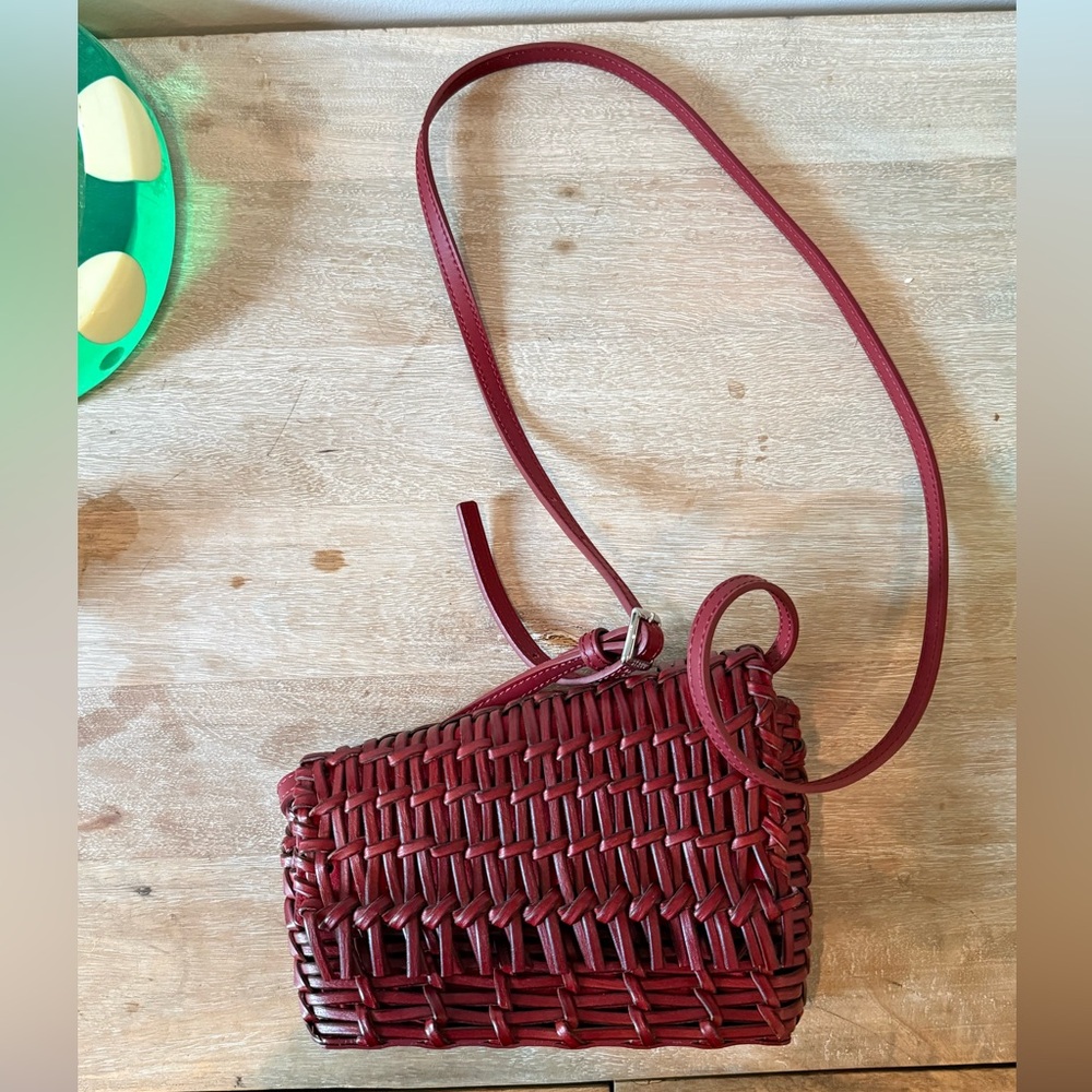 STAUD Acute woven crossbody Bag in Ruby Red